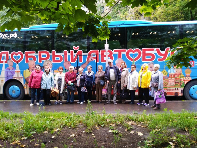 Долголетие добрый автобус. Добрый автобус Московское долголетие. Экскурсия на добром автобусе. Экскурсионный автобус для Московского долголетия. Московское долголетие экскурсии для пенсионеров добрый автобус.